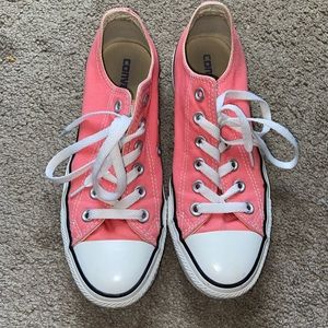 Converse shoes size 6 in men, size 8 in women